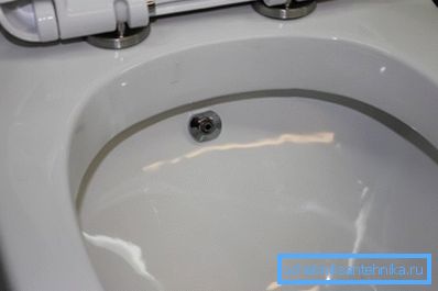 Некаторыя вырабы падобнага тыпу адразу абсталююць убудаваным бідэ, што значна пашырае іх функцыі Некаторыя вырабы падобнага тыпу адразу абсталююць убудаваным бідэ, што значна пашырае іх функцыі