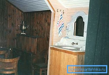 Некаторыя майстры выкарыстоўваюць для падобных мэтаў звычайную тумбу з мыйкай, над якой проста усталёўваюць бак з вадой