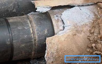 Новая труба працягваецца ўнутры старой.