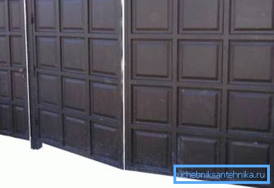 Вельмі часта такія вырабы выкарыстоўваюць пры вырабе брамы, паколькі яны досыць трывалыя, каб вытрымліваць масіўныя створкі і пры гэтым перашкаджаць знешніх нагрузак