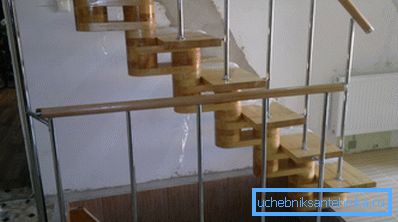 Агароджы для ўсходаў з храмаваных труб эрганамічна ўпісваюцца ў інтэр'ер Агароджы для ўсходаў з храмаваных труб эрганамічна ўпісваюцца ў інтэр'ер