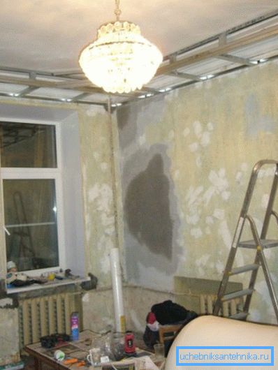 Аконны праём дазваляе ацаніць таўшчыню сцен у дамах сталінскай пабудовы. Аконны праём дазваляе ацаніць таўшчыню сцен у дамах сталінскай пабудовы.