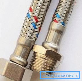 Оплетка маркіруецца палосамі чырвонага і сіняга колераў (для вады). Оплетка маркіруецца палосамі чырвонага і сіняга колераў (для вады).