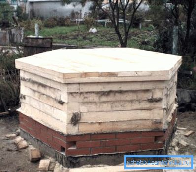Аздабленне водазаборных шахты цэглай па форме шасцікутніка Аздабленне водазаборных шахты цэглай па форме шасцікутніка