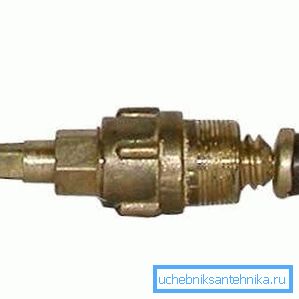 Айчынныя буксы старога ўзору патрабуюць перыядычнай набівання сальніка. Айчынныя буксы старога ўзору патрабуюць перыядычнай набівання сальніка.