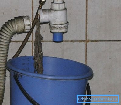 Адлучаем гофру і адкручваем сіфон. Адлучаем гофру і адкручваем сіфон.