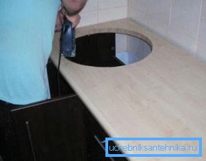 Адтуліну пад мыйку ў стальніцы, выразанае электрычным лобзікам Адтуліну пад мыйку ў стальніцы, выразанае электрычным лобзікам