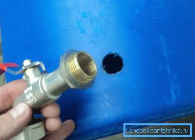 Адтуліну пад ўстаноўку крана Адтуліну пад ўстаноўку крана