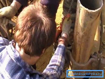 Адшрубоўваем канструкцыі, дастаем трубу.