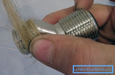 Пакуллем ўшчыльняюць толькі тую разьбу, якая злучаецца са сталёвай трубой. Пакуллем ўшчыльняюць толькі тую разьбу, якая злучаецца са сталёвай трубой.