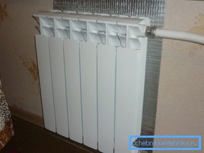 Перад устаноўкай экрана на батарэю замацуеце теплоотражающий экран за радыятарам ацяплення