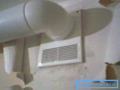 Пластыкавыя круглыя ​​вентыляцыйныя трубы даволі лёгка мантаваць