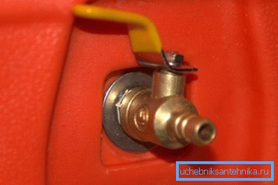 Пластыкавы бак для вады з кранам, усталяваным самастойна