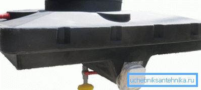 Пластыкавы бак з ніжняй палівачкай Пластыкавы бак з ніжняй палівачкай