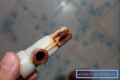 Пластмасавыя дэталі таксама могуць моцна падвяргацца ўздзеянню іржы калі яны маюць прамы кантакт з металам