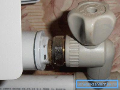 Падключэнне пластыкавага крана да радыятара Падключэнне пластыкавага крана да радыятара