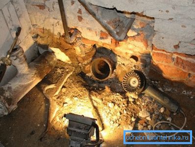 Пасля дэмантажу павінен застацца толькі чыгунны раструб слаба стояка.