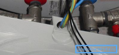 Пасля мантажу не павінна заставацца ня заізаляваць або звісаюць правадоў Пасля мантажу не павінна заставацца ня заізаляваць або звісаюць правадоў