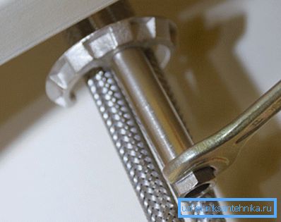 Пасля адкручвання шпількі можна бесперашкодна выдаліць заціск і зняць змяшальнік