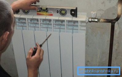 Пасля ўстаноўкі батарэя павінна мець невялікі нахіл у бок трубаправода. Пасля ўстаноўкі батарэя павінна мець невялікі нахіл у бок трубаправода.