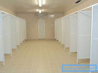 Прадстаўлены гатовыя перагародкі для душавых з пластыка ў агульным пакоі.