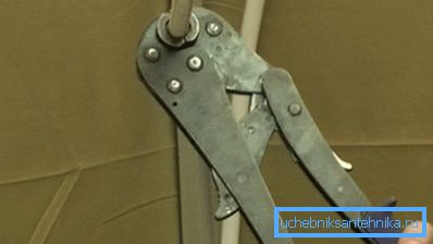 Прэс-абцугамі опрессовывается стык Прэс-абцугамі опрессовывается стык