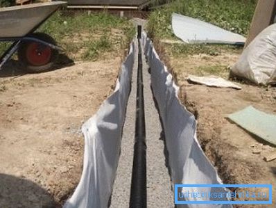 Пры неглыбокай пракладцы вельмі важна зрабіць трывалую і роўную падсыпку друзам або жвірам Пры неглыбокай пракладцы вельмі важна зрабіць трывалую і роўную падсыпку друзам або жвірам
