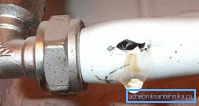 Пры прарыве трубы мэтазгодна замяніць пашкоджаны ўчастак