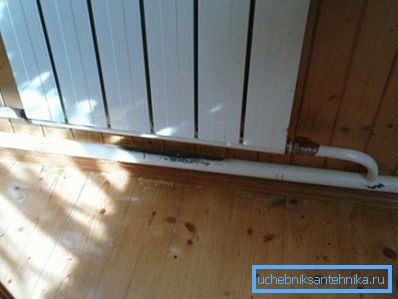Пры выцяснення ў верхнюю частку батарэі паветры цыркуляцыя будзе ісці праз яе ніжні калектар.