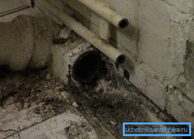 Прыклад чыгуннай каналізацыйнай трубы з вынятай коркам Прыклад чыгуннай каналізацыйнай трубы з вынятай коркам