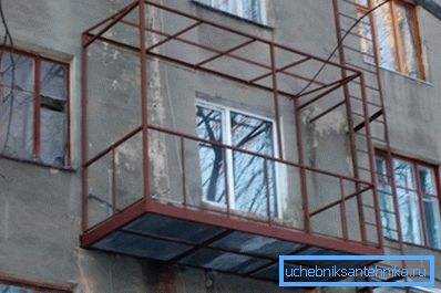 Прыклад даволі ўмоўны: у рэальных умовах выгінальныя нагрузкі на бэлькі імкнуцца кампенсаваць іншымі канструктыўнымі элементамі, што мы і бачым на фота.