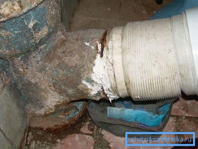 Прыклад ажыццяўлення стыкоўкі пластыкавай гофры з чыгунным раструбам Прыклад ажыццяўлення стыкоўкі пластыкавай гофры з чыгунным раструбам