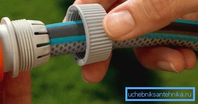 Прыстасаванне для злучэння садовых шлангаў. Прыстасаванне для злучэння садовых шлангаў.