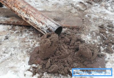 Працягваем працаваць, пакуль з желонки выходзіць бруд і пясок.
