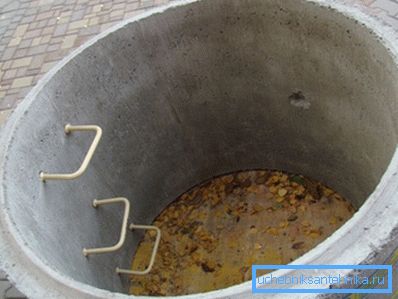 Вытворчасць кольцаў для калодзежаў ідзе яшчэ далей і забяспечвае ўнутраную лесвіцу і адтуліна для подвода трубаправода Вытворчасць кольцаў для калодзежаў ідзе яшчэ далей і забяспечвае ўнутраную лесвіцу і адтуліна для подвода трубаправода