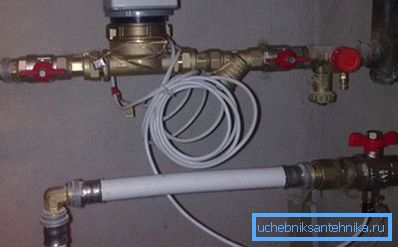 Прамежкавае рашэнне для закрытых сістэм - адзін датчык выдатку і два тэрмадатчыка. Разлік выконваецца па першай формуле; V1 бярэцца роўным V2.