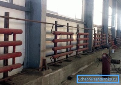 Прамысловае ацяпленне. У якасці ацяпляльных прыбораў выкарыстоўваюцца цельносварной рэгістры. Прамысловае ацяпленне. У якасці ацяпляльных прыбораў выкарыстоўваюцца цельносварной рэгістры.