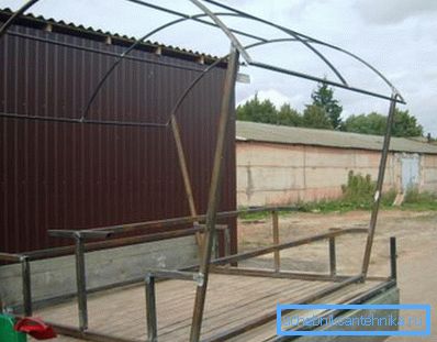 Простая альтанка сваімі рукамі з труб можа быць сабрана не толькі хутка, але і якасна