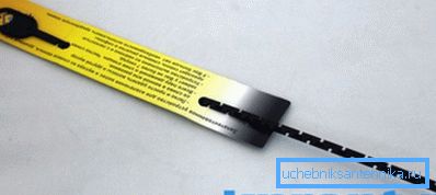 Простае прылада для выдалення валасоў і дробнага смецця з зліву ракавіны.