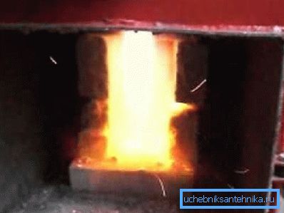 Праца топкі падобная на спальванне прыроднага газу ў газавым катле.