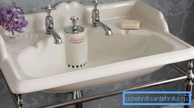Ракавіна з двума кранамі выглядае стыльна, але карыстацца ёю можна, толькі зачыніўшы сліў і напоўніўшы чару вадой. Еўрапейцы паступаюць менавіта так, але ў нас гэтая традыцыя не прыжылася Ракавіна з двума кранамі выглядае стыльна, але карыстацца ёю можна, толькі зачыніўшы сліў і напоўніўшы чару вадой. Еўрапейцы паступаюць менавіта так, але ў нас гэтая традыцыя не прыжылася