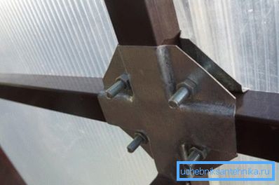 Разборная злучэнне профільных труб балтамі пры будаўніцтве цяпліцы Разборная злучэнне профільных труб балтамі пры будаўніцтве цяпліцы