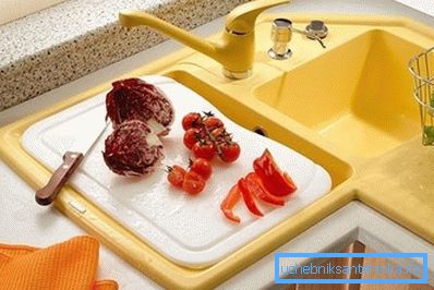 Апрацоўчай дошка, устаноўленая на чару, эканоміць месца Апрацоўчай дошка, устаноўленая на чару, эканоміць месца