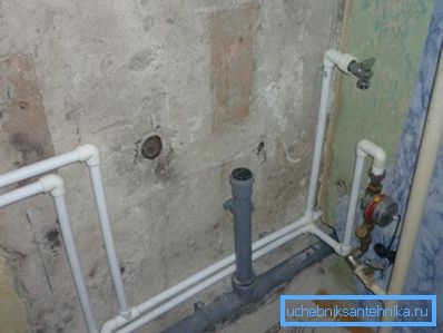 Разводка для падлучэння ванны і рукамыйніцы выканана 50-міліметровай трубой.