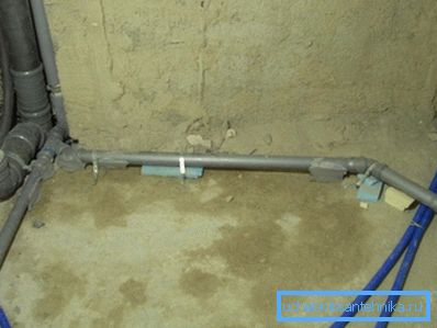 Разводка каналізацыі пад ванну, рукамыйніца і пральную машынку выканана 50-міліметровай трубой.