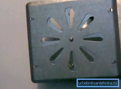 Рэгуляваная вентыляцыйная рашотка 250 на 250 з ацынкаванай сталі Рэгуляваная вентыляцыйная рашотка 250 на 250 з ацынкаванай сталі