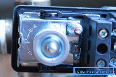 Рэле наладжваюць з дапамогай рэгулявальных вінтоў. Рэле наладжваюць з дапамогай рэгулявальных вінтоў.