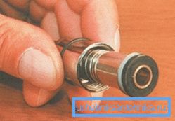 Гумавая пракладка у душавога шланга ў ваннай з часам губляе свае ўласцівасці і пачынае прапускаць ваду Гумавая пракладка у душавога шланга ў ваннай з часам губляе свае ўласцівасці і пачынае прапускаць ваду