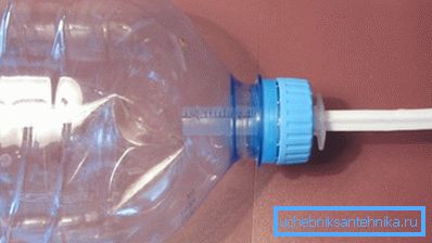 Рукамый з пластыкавай бутэлькі і шпрыца