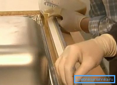 З ніжняй боку стабілізуем мыйку клеем З ніжняй боку стабілізуем мыйку клеем